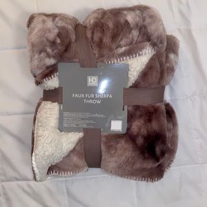 NWT Faux Fur Sherpa Throw 50x59 inches